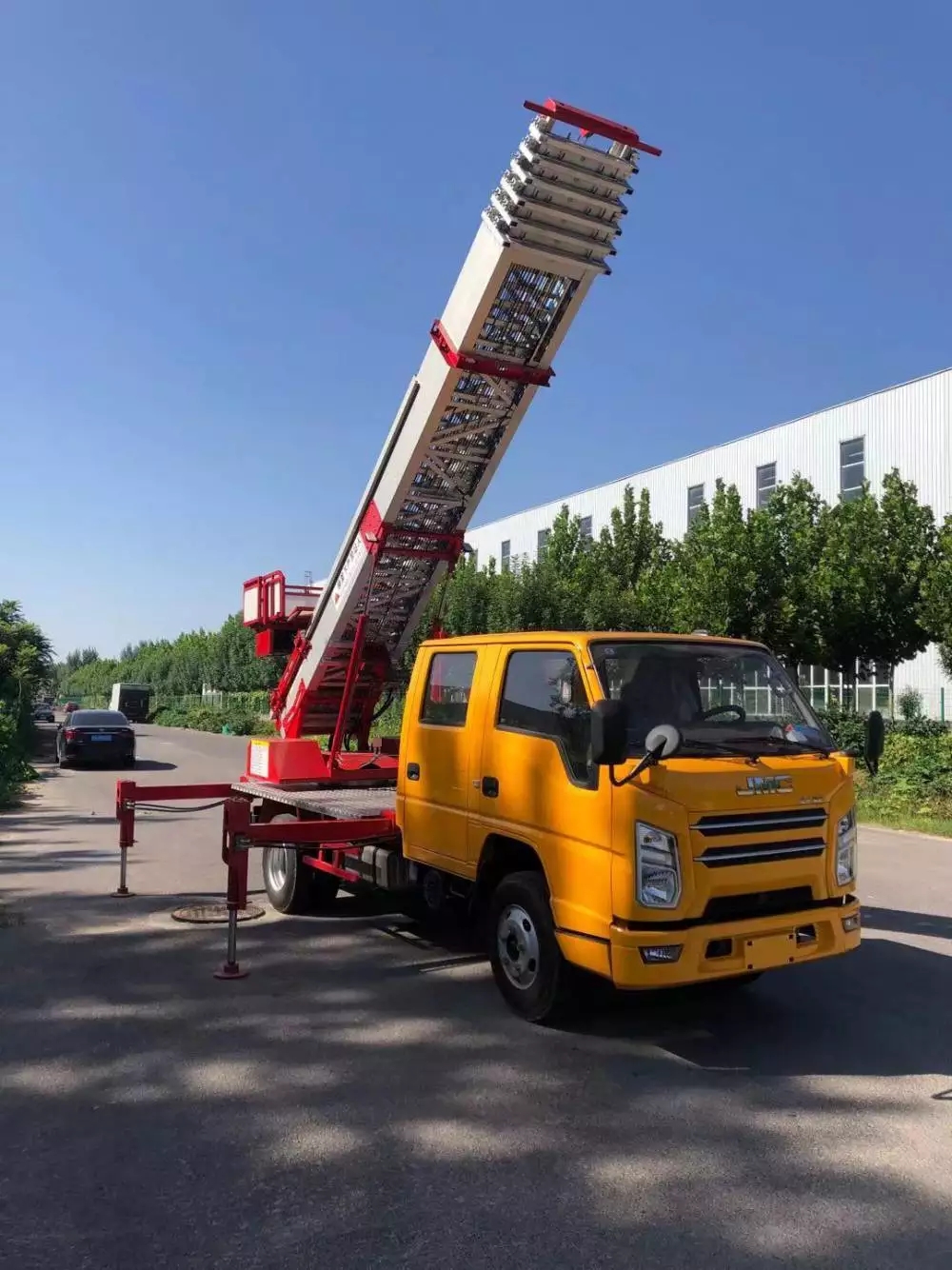 多祥镇附近的云梯车出租服务：轻松解决高空作业需求